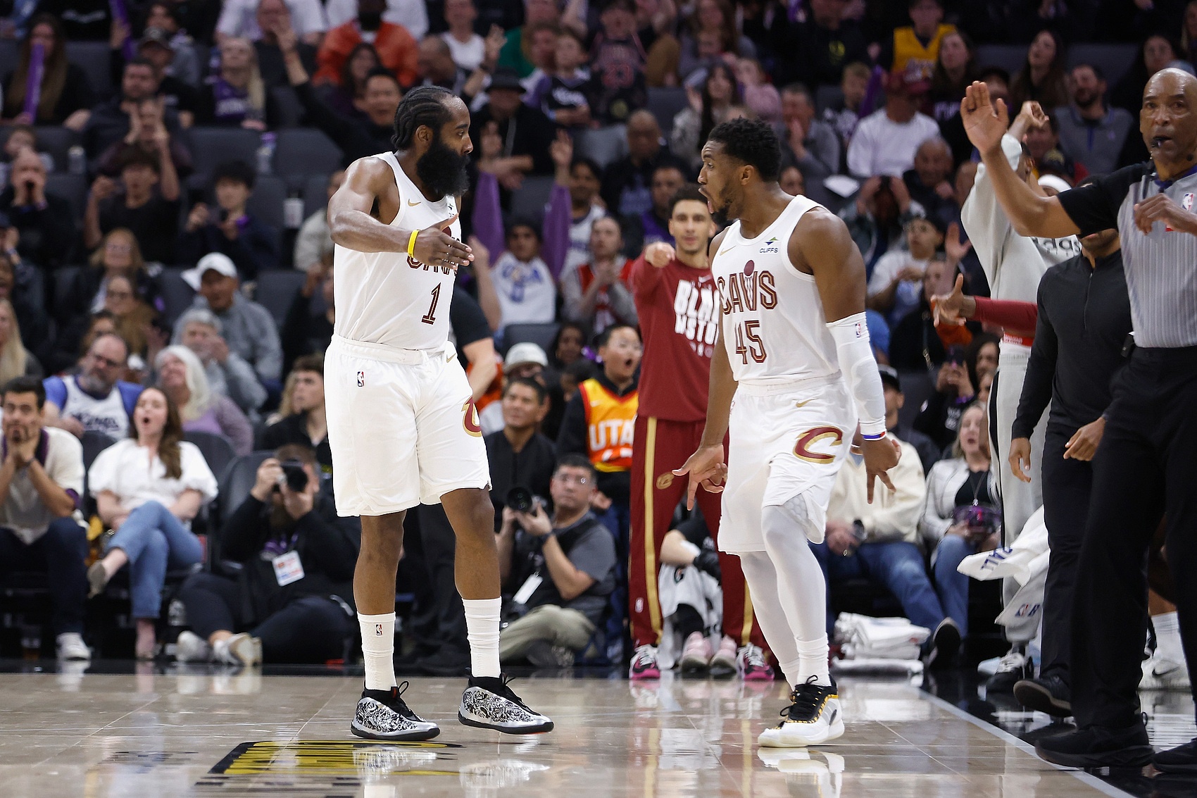 华体育官方-米切尔：哈登提升队友的能力让我解脱 我可以蹲底角&amp;让他掌控比赛